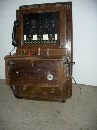 Ericsson Magyar Villamossági Részvénytársaság ezelőtt Deckert és Homolka lII/10-es fali esőlemezszekrény, helyitelepű rendszer. 3 fő és 10 mellékvonalra.A m.kir. posta szabványa volt. Típusa: TK 1020. Ezen adatokat egy 1914-es katalógusban találtam. Lehet